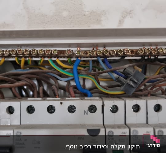 לוח חשמל עם חוטים ומפסקים חשמליים